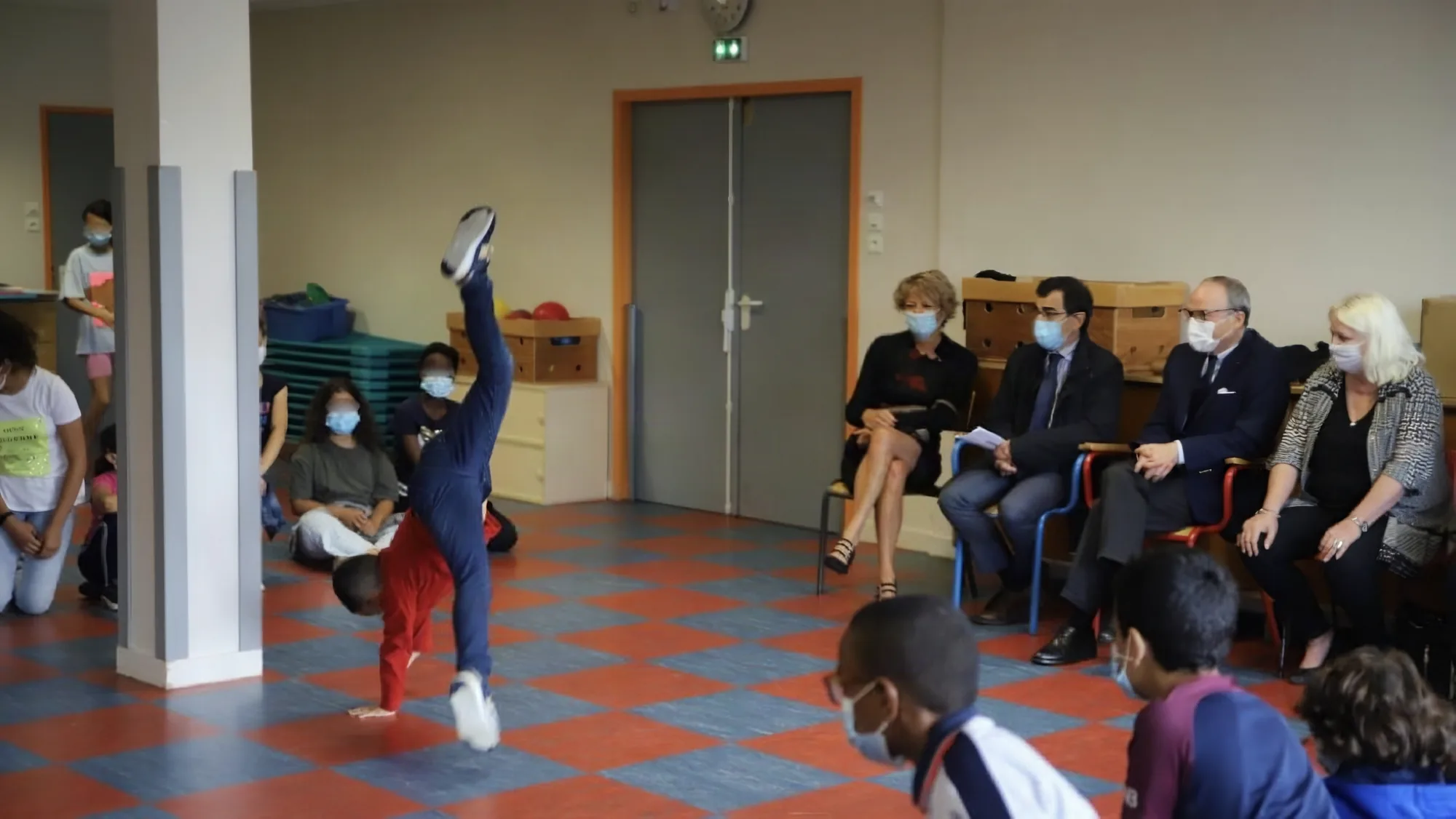 Des enfants présentent leur chorégraphie devant la maire de Vénissieux, le préfet du Rhône et le directeur académique